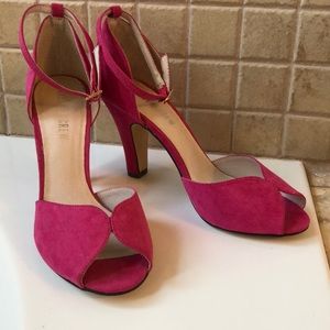 Brand new, never worn! Chelsea Crew Velvet Heels